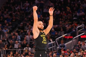 开云官方入口-关于败北首场状态出色，独行侠观众沸腾！，库里重返赛场观众掌声雷动的信息